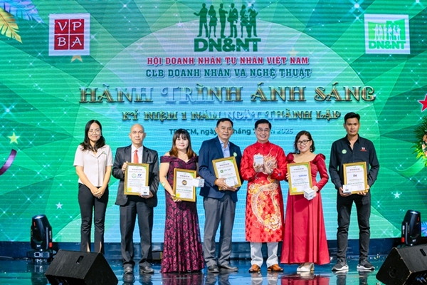 Sinh nhật lần thứ nhất - CLB Doanh nhân và Nghệ thuật Sinh nhật lần thứ nhất - CLB Doanh nhân và Nghệ thuật