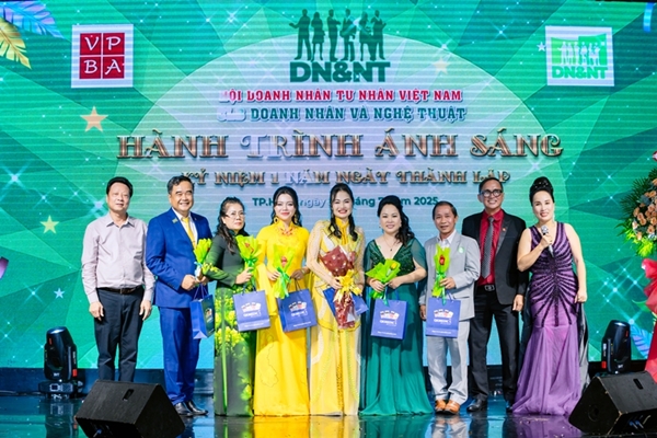 Sinh nhật lần thứ nhất - CLB Doanh nhân và Nghệ thuật Sinh nhật lần thứ nhất - CLB Doanh nhân và Nghệ thuật