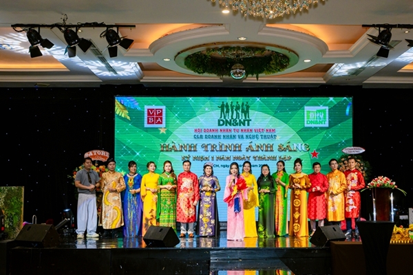 Sinh nhật lần thứ nhất - CLB Doanh nhân và Nghệ thuật Sinh nhật lần thứ nhất - CLB Doanh nhân và Nghệ thuật