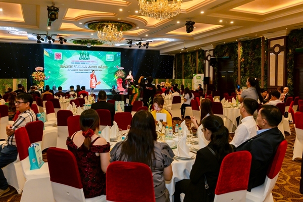 Sinh nhật lần thứ nhất - CLB Doanh nhân và Nghệ thuật Sinh nhật lần thứ nhất - CLB Doanh nhân và Nghệ thuật