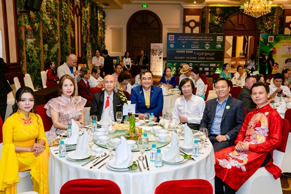 Sinh nhật lần thứ nhất - CLB Doanh nhân và Nghệ thuật Sinh nhật lần thứ nhất - CLB Doanh nhân và Nghệ thuật