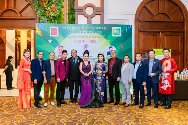 Sinh nhật lần thứ nhất - CLB Doanh nhân và Nghệ thuật Sinh nhật lần thứ nhất - CLB Doanh nhân và Nghệ thuật