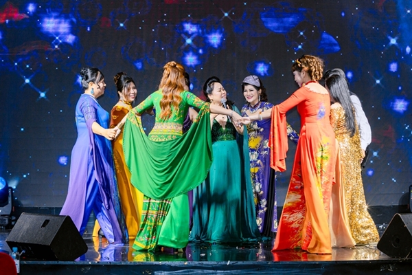 Sinh nhật lần thứ nhất - CLB Doanh nhân và Nghệ thuật Sinh nhật lần thứ nhất - CLB Doanh nhân và Nghệ thuật