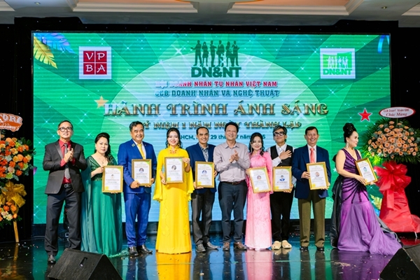 Sinh nhật lần thứ nhất - CLB Doanh nhân và Nghệ thuật Sinh nhật lần thứ nhất - CLB Doanh nhân và Nghệ thuật