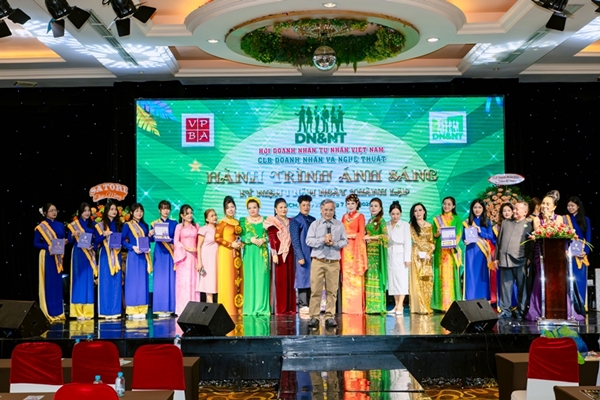 Sinh nhật lần thứ nhất - CLB Doanh nhân và Nghệ thuật Sinh nhật lần thứ nhất - CLB Doanh nhân và Nghệ thuật