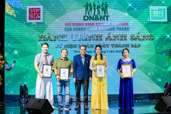 Sinh nhật lần thứ nhất - CLB Doanh nhân và Nghệ thuật Sinh nhật lần thứ nhất - CLB Doanh nhân và Nghệ thuật